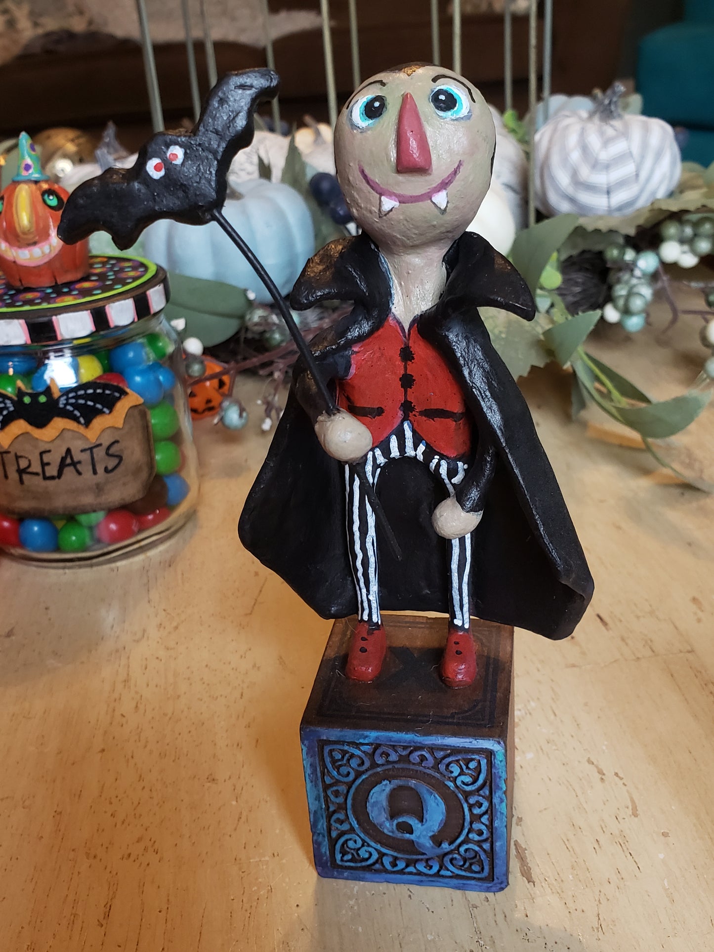 Paper clay Halloween character. A whimsical dracula holding a bat standing on a "lettered" childs wooden block. This dracula is sure to become one of your favorite pieces. Whimsical, unique and OOAK
Approximate Measurements 7.5" tall Block 1-3/4 square